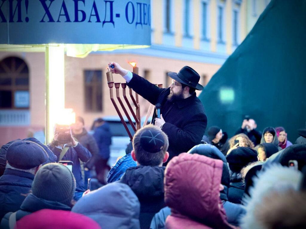 Свет победит тьму: в Одессе зажгли первую свечу Ханукии (фото)