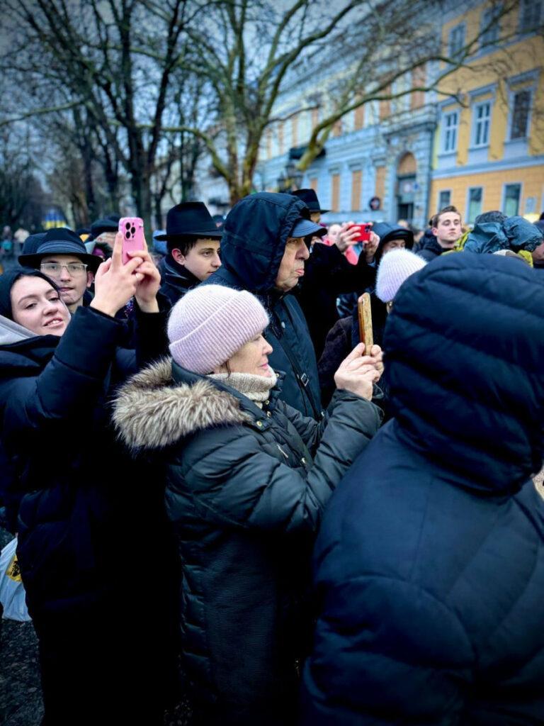 Свет победит тьму: в Одессе зажгли первую свечу Ханукии (фото)