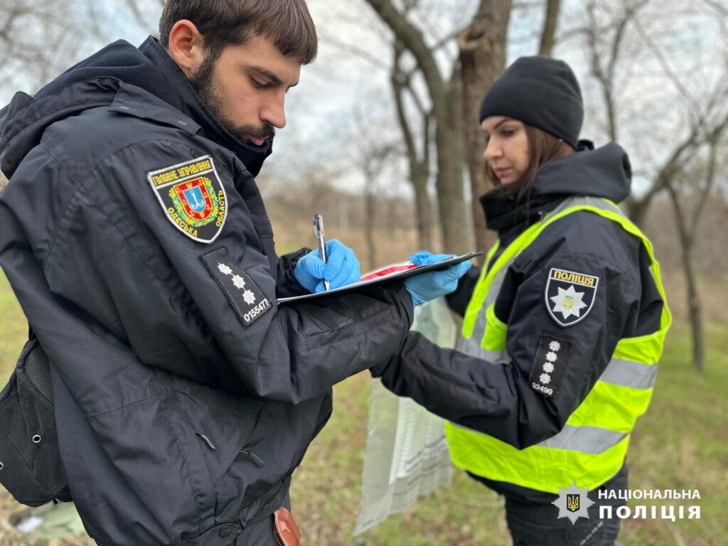 В Одесі поліцейські затримали зловмисника, який напав з ножем на військовослужбовця (фото)