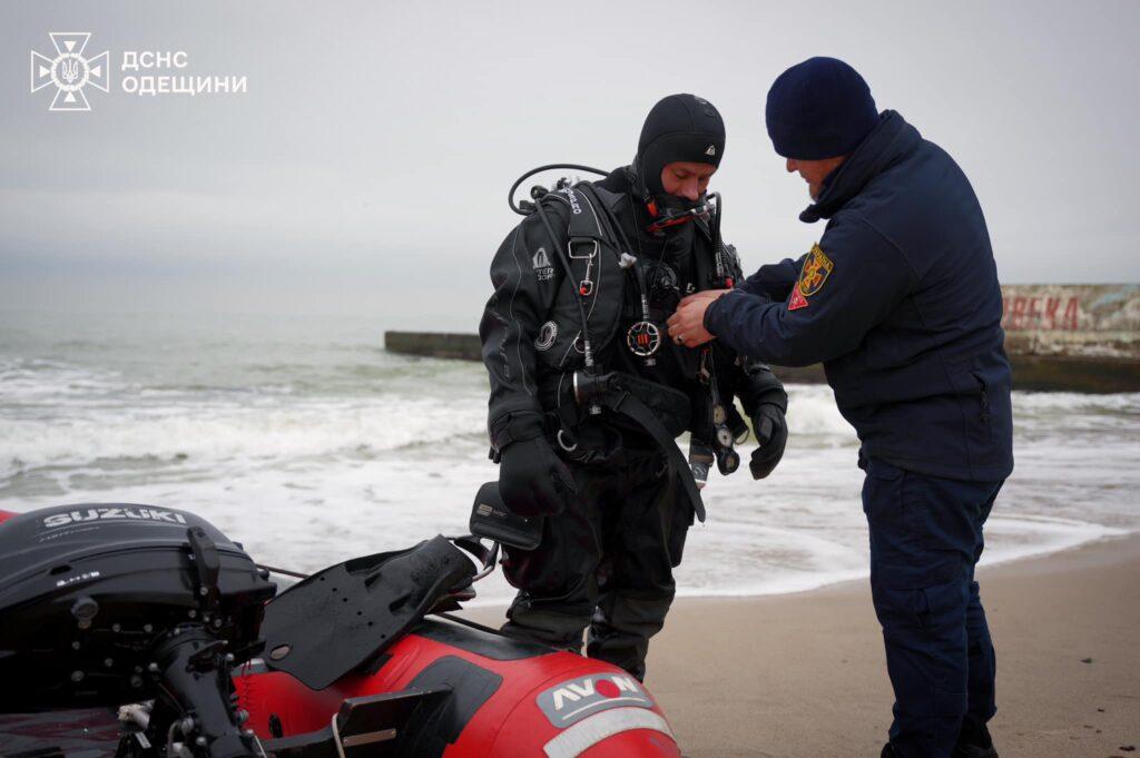 Пірнання у крижану воду: одеські водолази тренуються навіть взимку