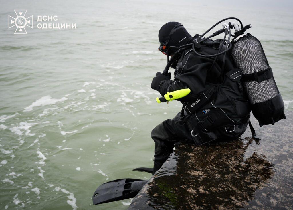 Пірнання у крижану воду: одеські водолази тренуються навіть взимку