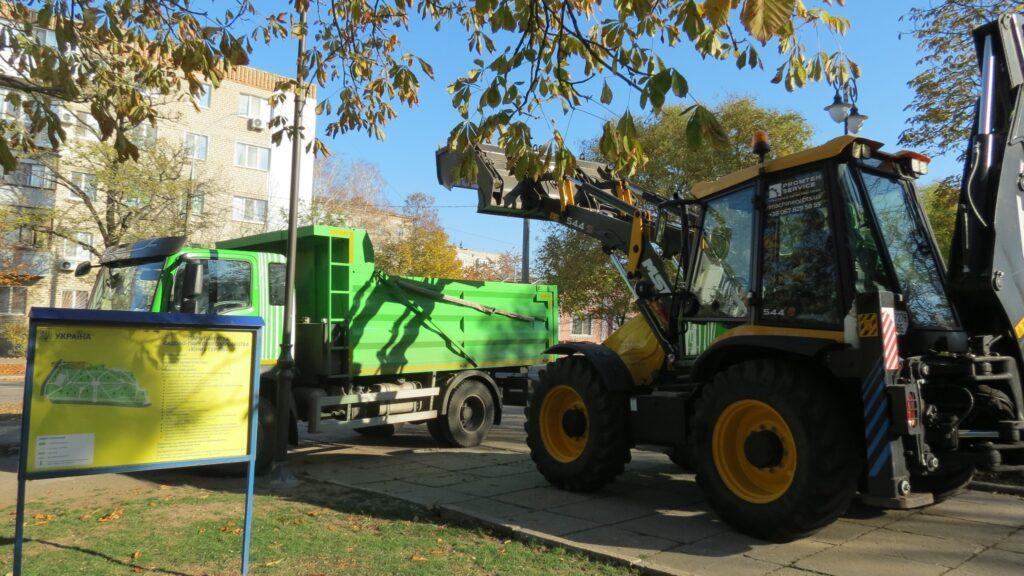 В Николаеве коммунальщики демонтировали символы советского режима (фото)