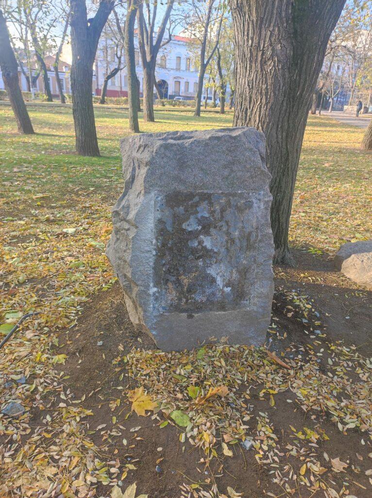 В Николаеве коммунальщики демонтировали символы советского режима (фото)