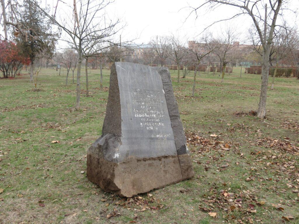 В Николаеве коммунальщики демонтировали символы советского режима (фото)