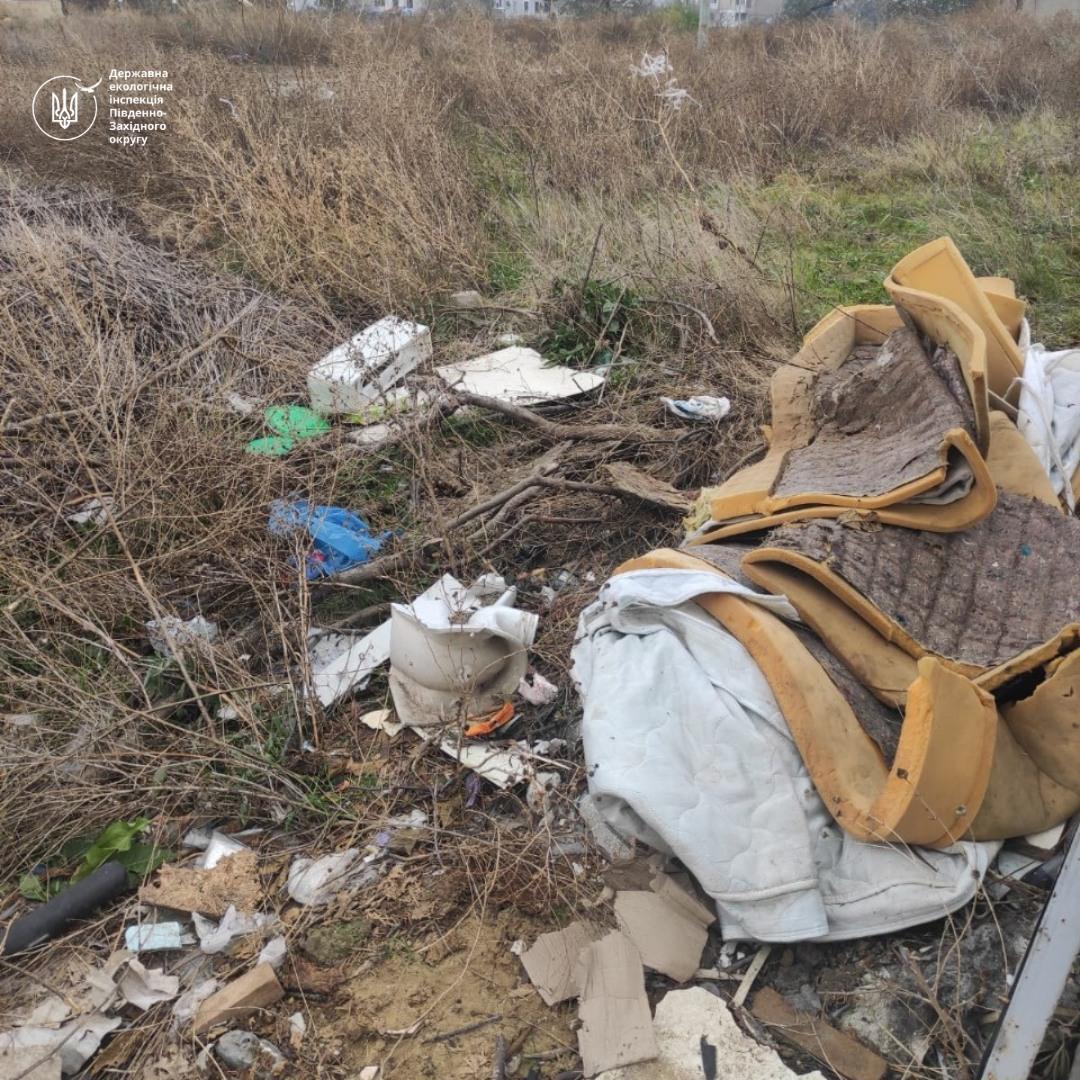 У місті Південне виявили небезпечне сміттєзвалище з люмінесцентними лампами