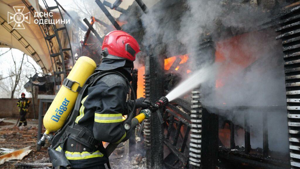 В одеській Аркадії згорів ресторан: на згарищі виявили труп