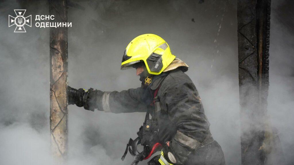 В одесской Аркадии сгорел ресторан: на пожарище обнаружили труп