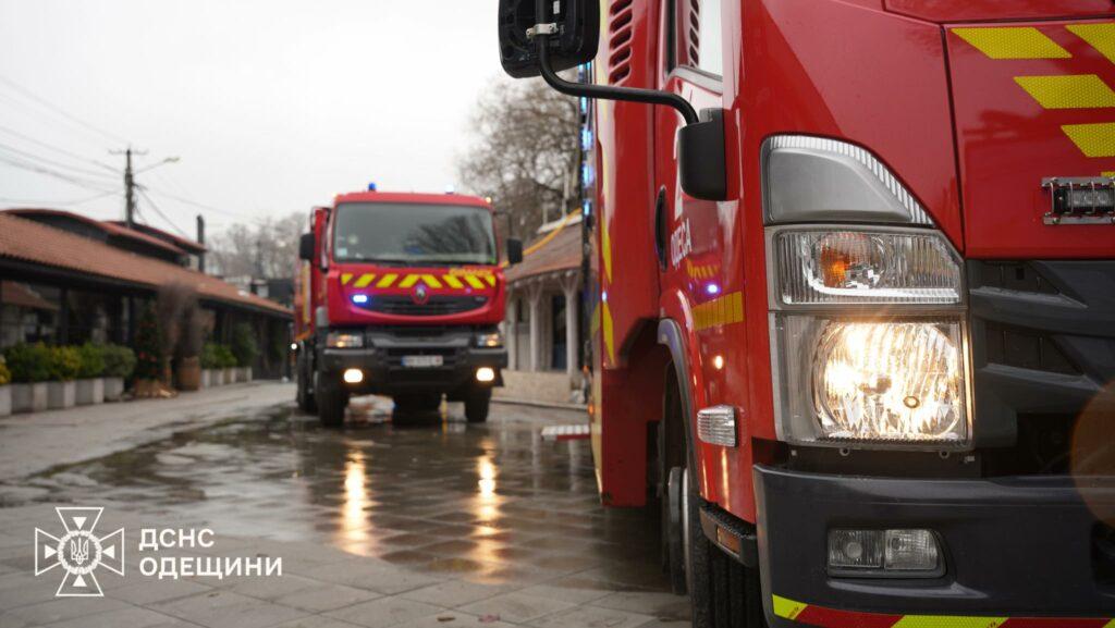 В одесской Аркадии сгорел ресторан: на пожарище обнаружили труп