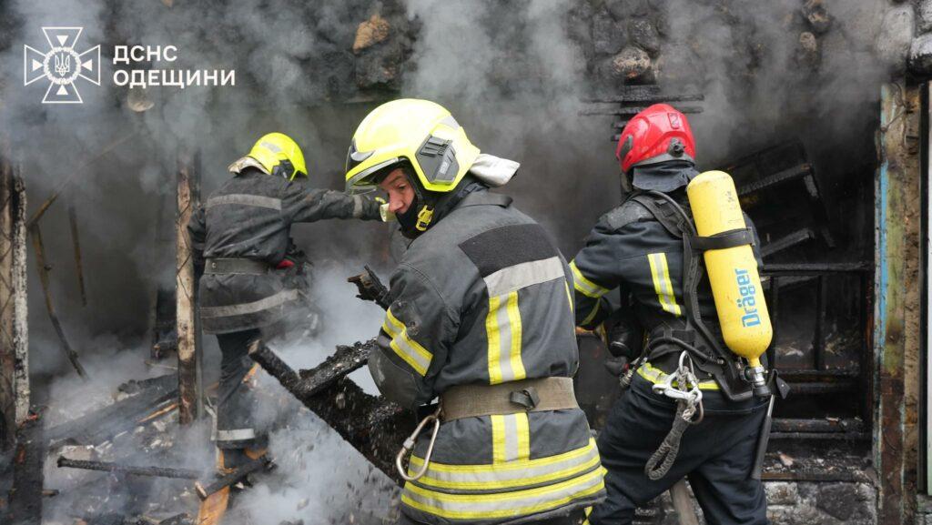 В одесской Аркадии сгорел ресторан: на пожарище обнаружили труп