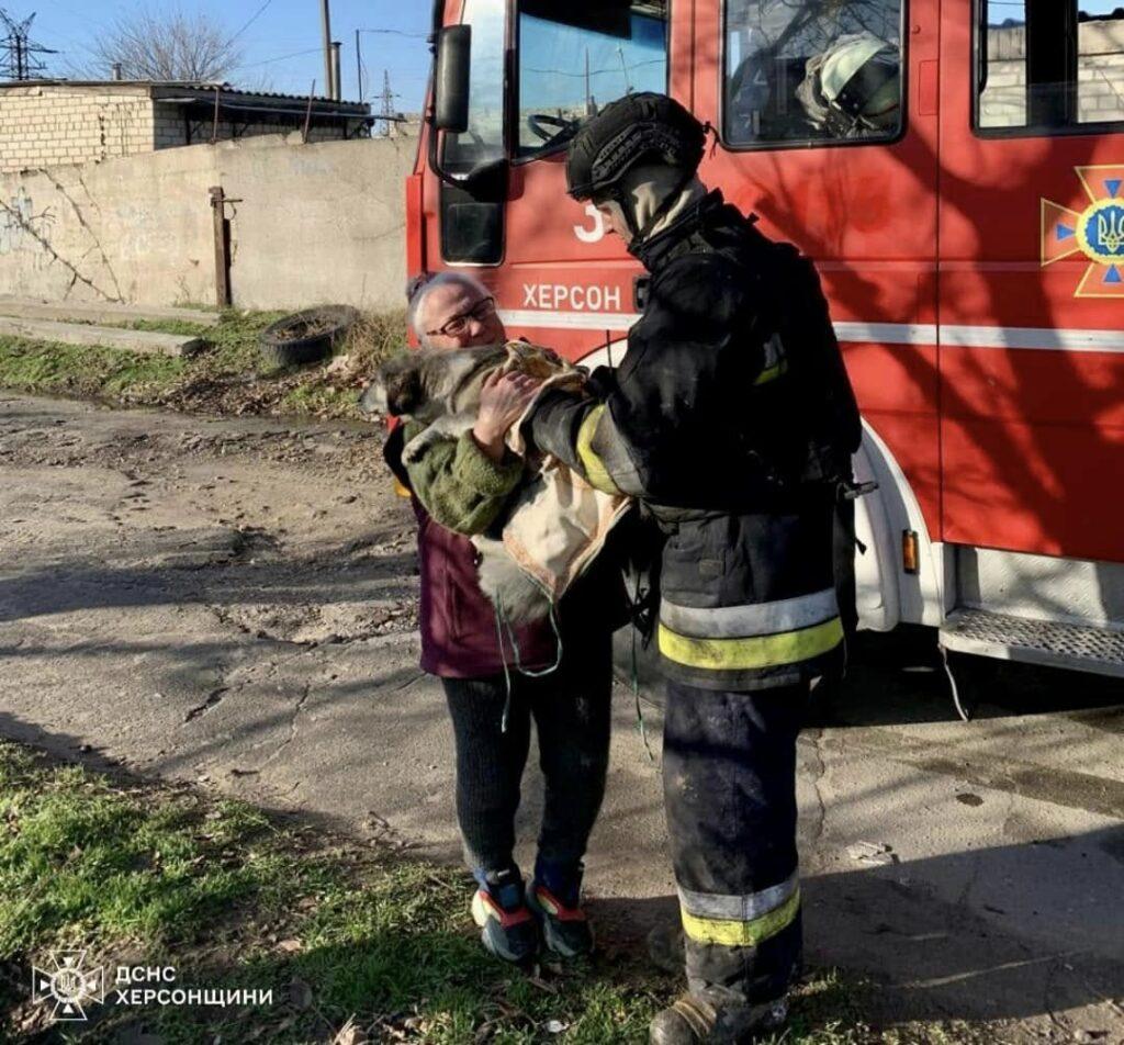 Пожежа після обстрілу: херсонські вогнеборці врятували двох песиків (фото)