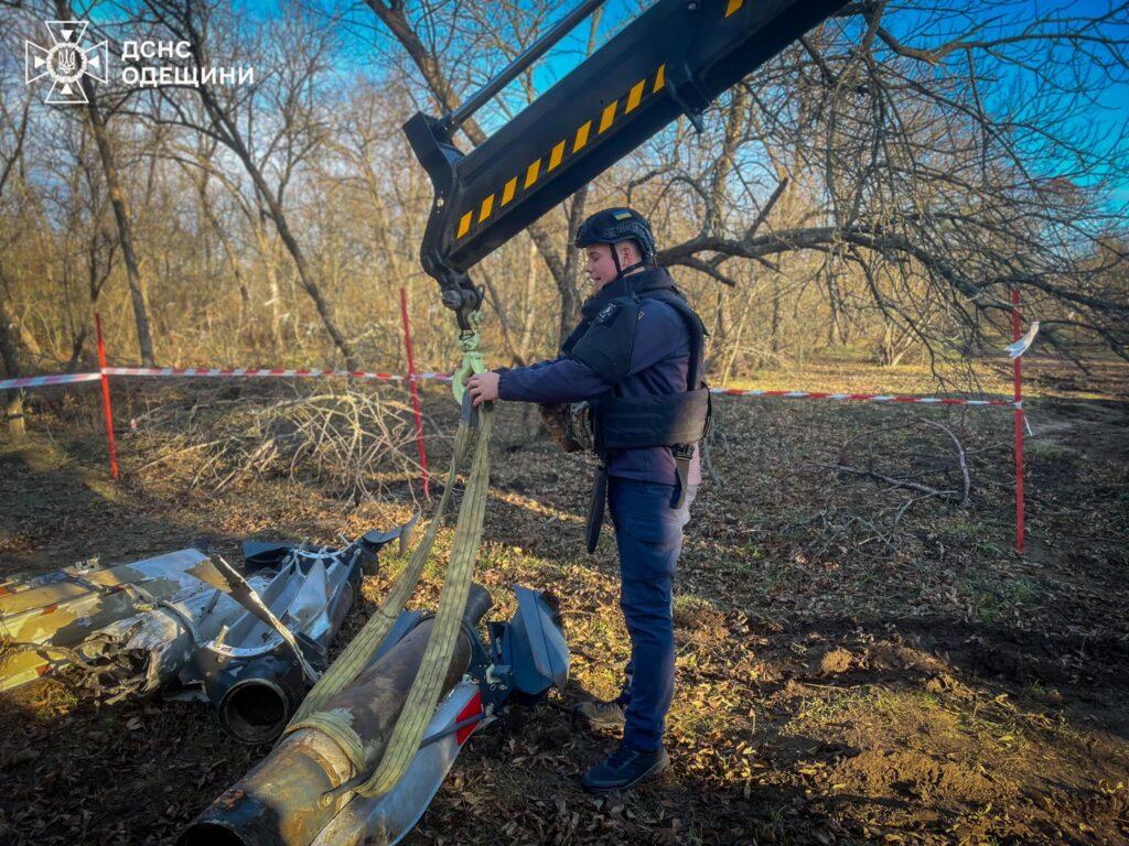 Безпечне життя на рідних землях: одеські піротехніки розміновують деокуповані території (фото)