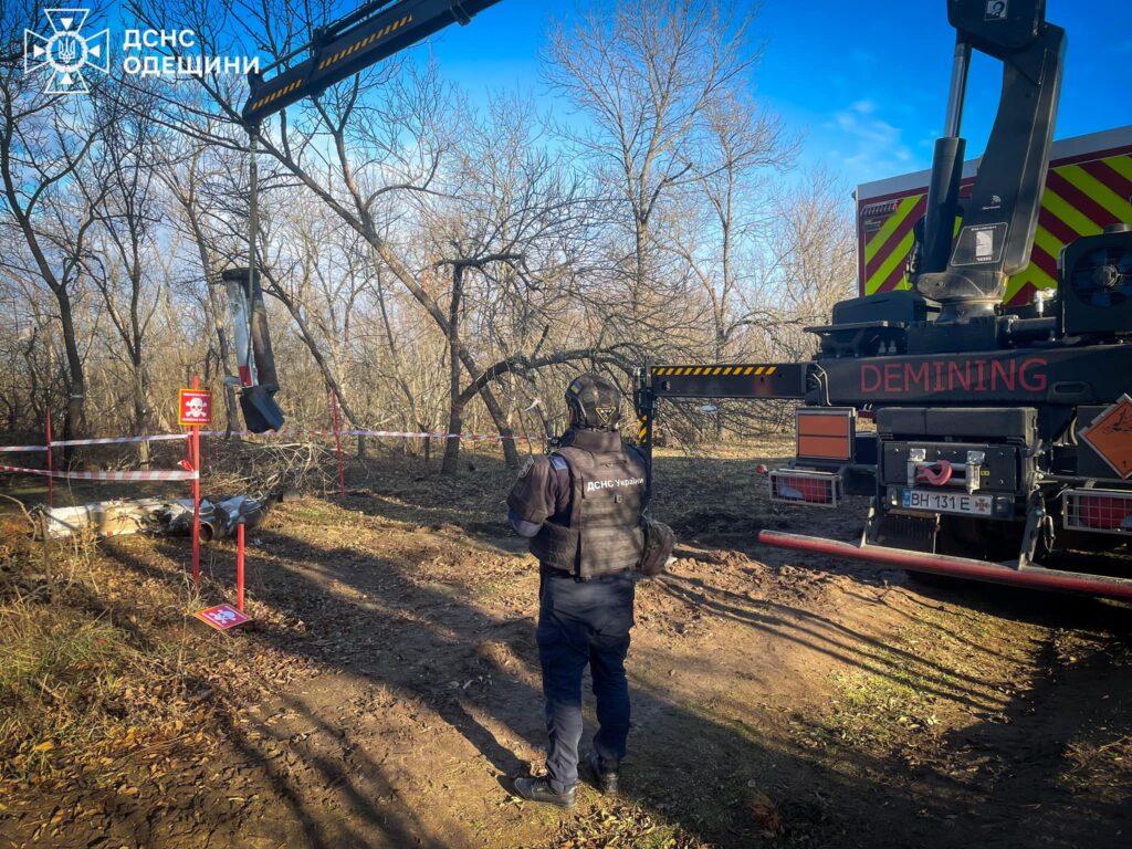 Безопасная жизнь на родных землях: одесские пиротехники проводят разминирование деоккупированных территорий (фото)