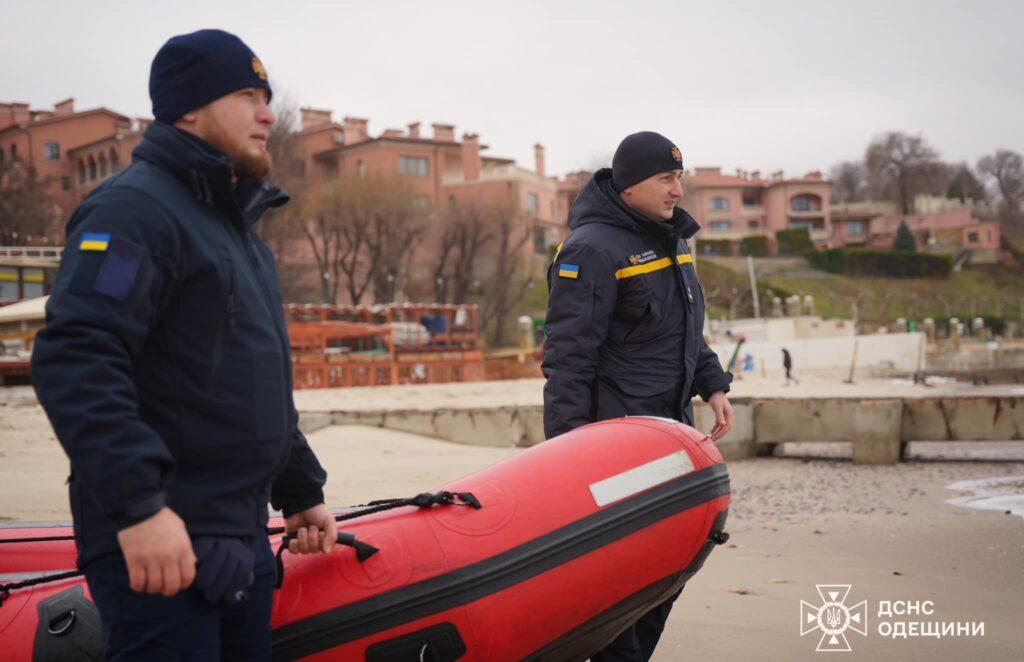 Ныряние в ледяную воду: одесские водолазы тренируются даже зимой