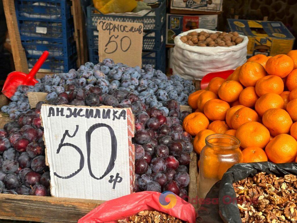 Мандарини, ребра та сир: суботні ціни на одеському Привозі