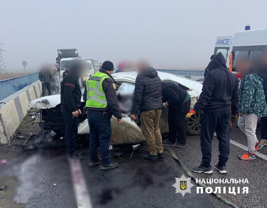 В Одесской области легковушка протаранила бетонный отбойник: пострадала целая семья