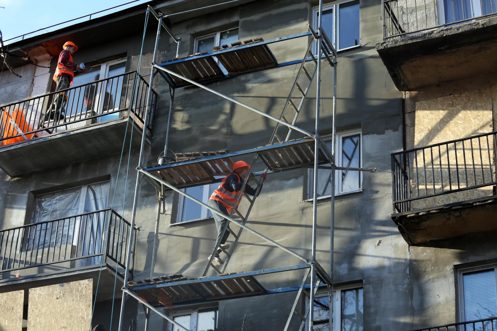 В Одесі продовжують відновлювати будинок, який тричі постраждав через російські атаки