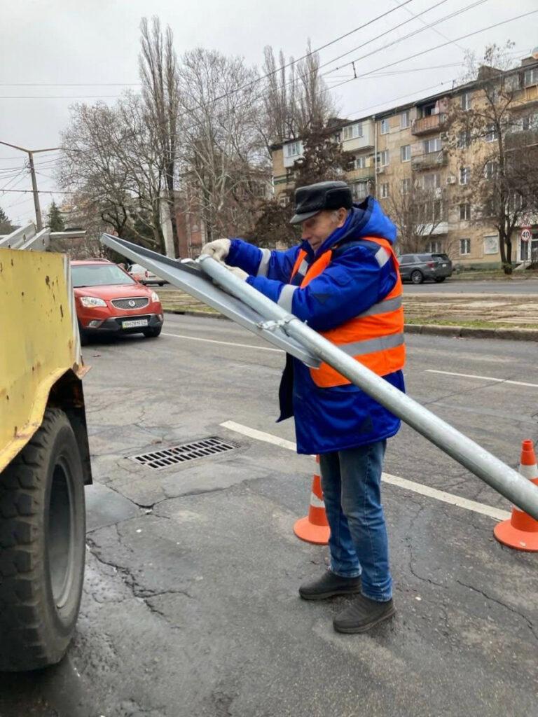 В Одессе обновляют дорожные знаки