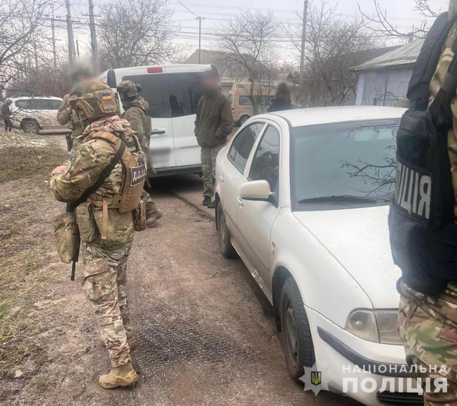 В Одессе двое зэков и их подельник пытались отобрать у военного деньги из компенсации за смерть отца на фронте