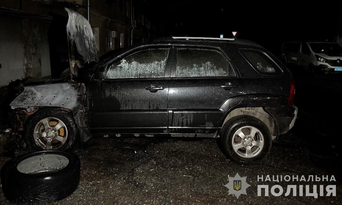 В Одессе задержали двух девушек по подозрению в поджоге автомобиля за деньги