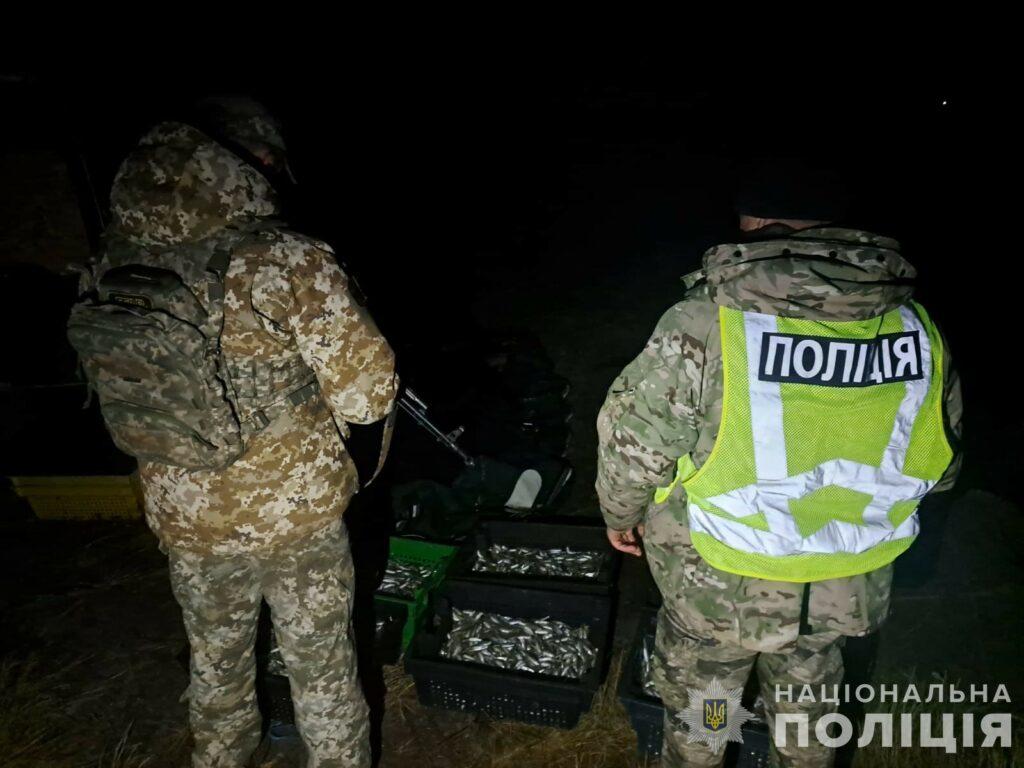 Выловили 105 килограммов атерины: двое рыболовов-браконьеров из Одесской области предстанут перед судом