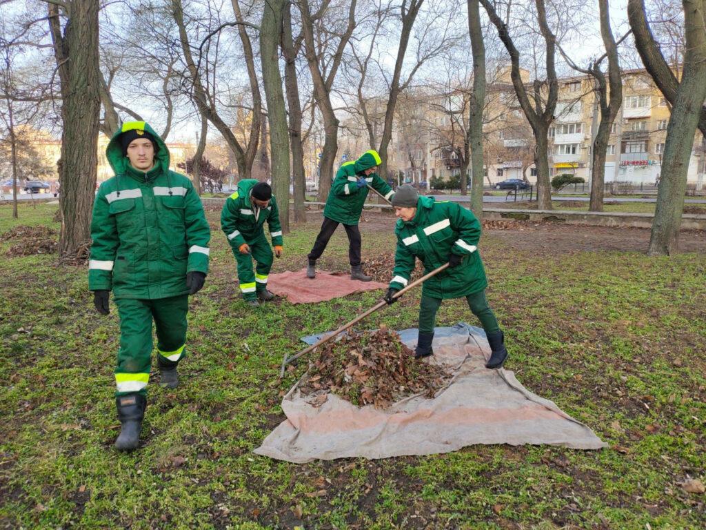 Комунальники навели лад у парках Одеси (фото)