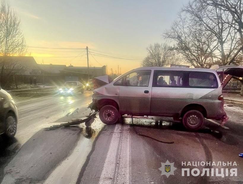 В Авангарде на скользкой дороге произошло ДТП – пострадали люди, движение затруднено