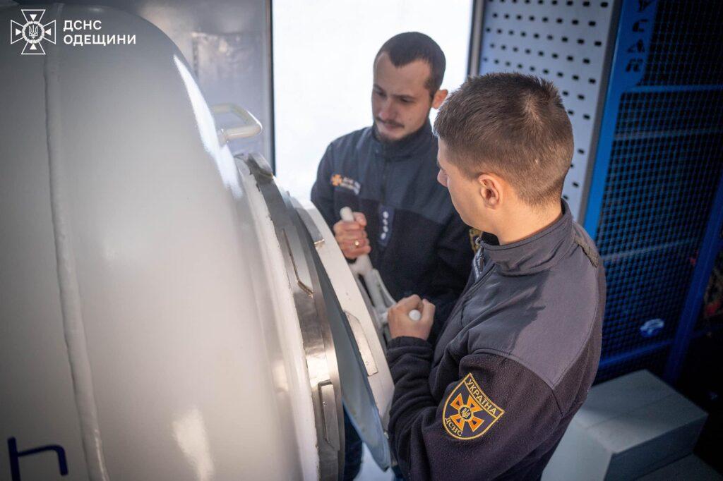 Тренировки в барокамере: одесские водолазы показали, как отрабатывают погружения на большую глубину (фото)