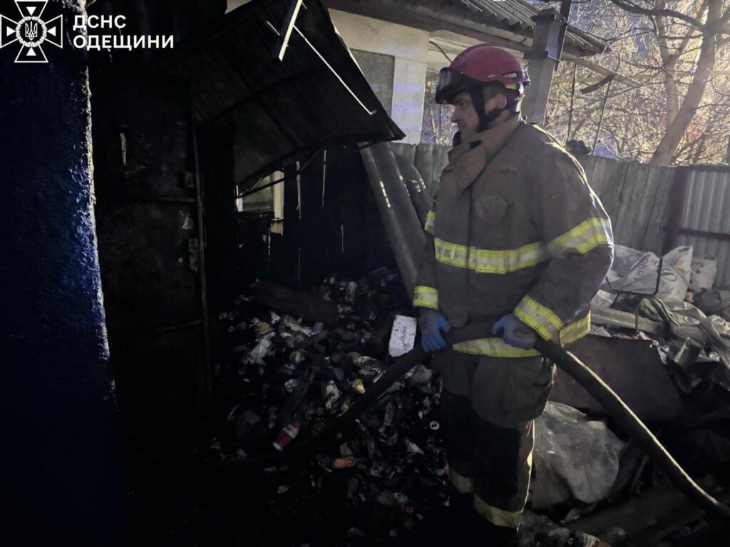 В Одесской области в горящей квартире обнаружили два трупа