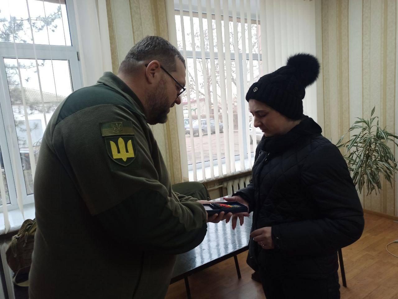 На Одещині дружині безвісти зниклого військовослужбовця передали його нагороду