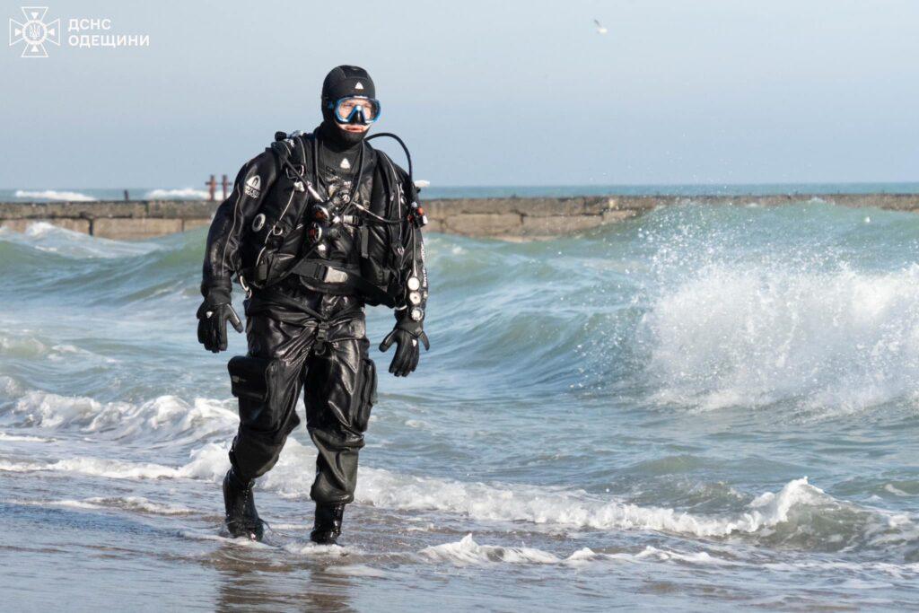 Из пены морской: одесские водолазы показали фотоотчет зимней тренировки на воде