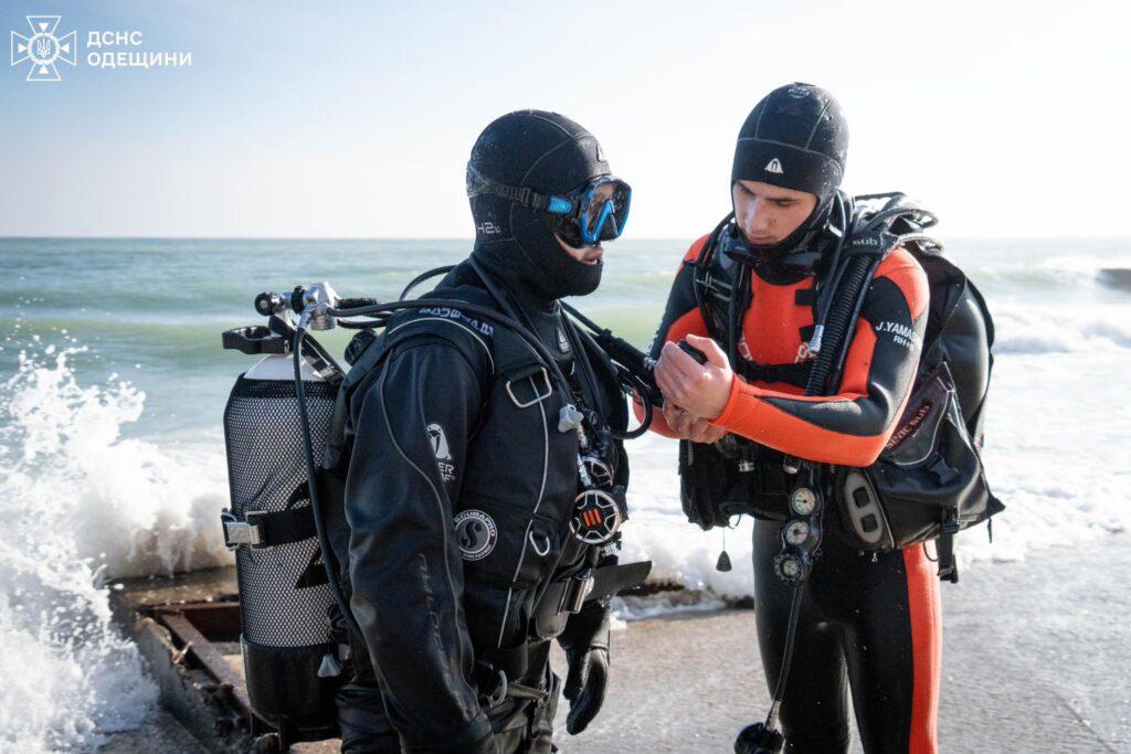 Из пены морской: одесские водолазы показали фотоотчет зимней тренировки на воде