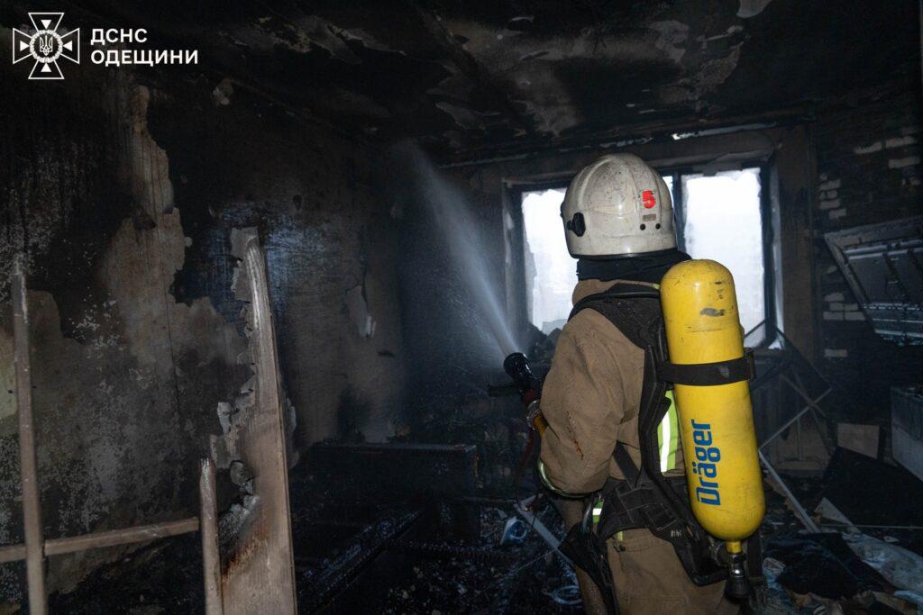 Пожежа в Одесі: мати врятувала доньку з палаючої квартири (фото)