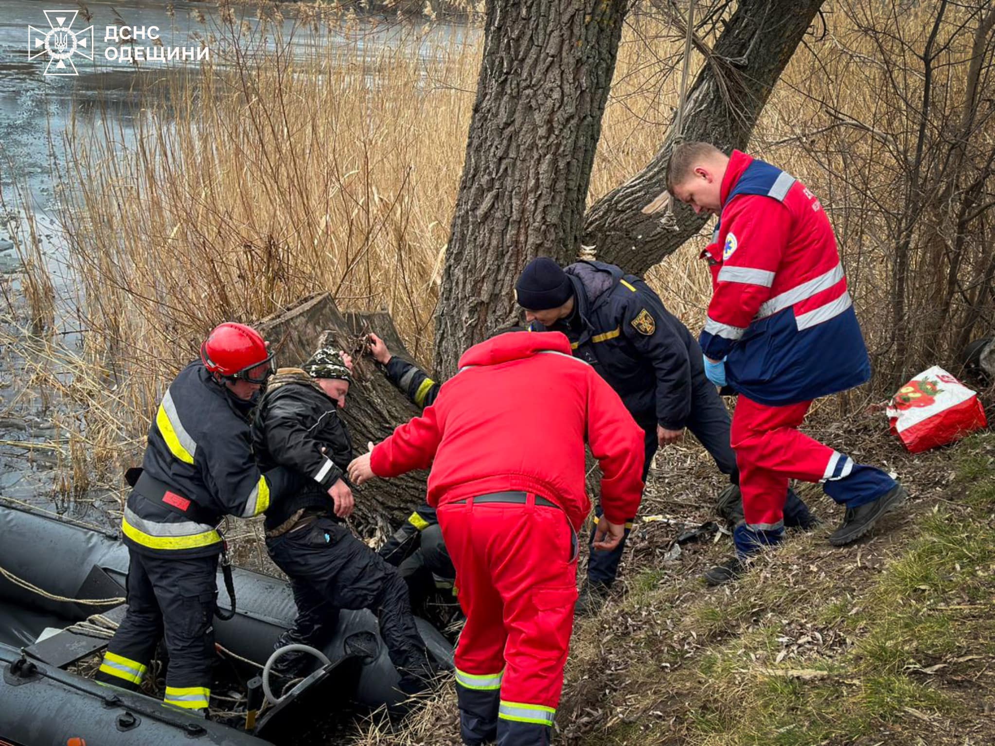 На Одещині врятували рибалку, який провалився під лід