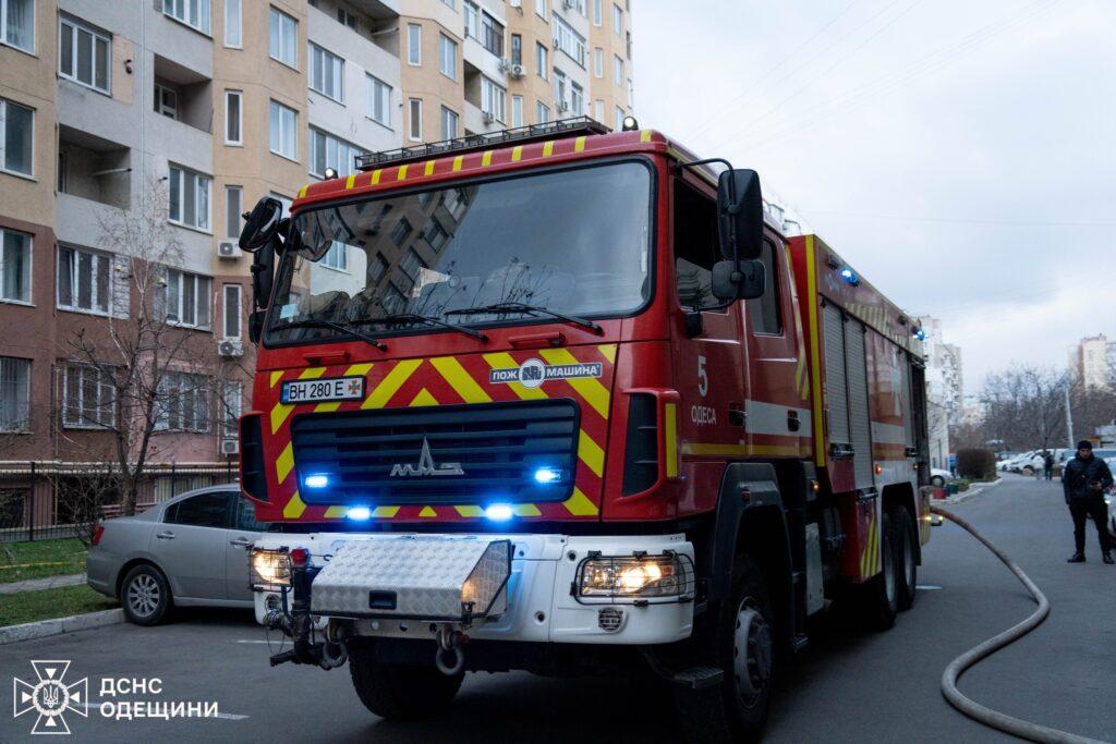 Пожар в Одессе: мать спасла дочь из горящей квартиры