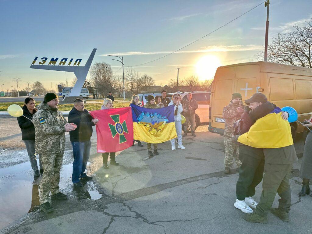 Звільнені з полону захисники острова Зміїний повернулися додому після реабілітації