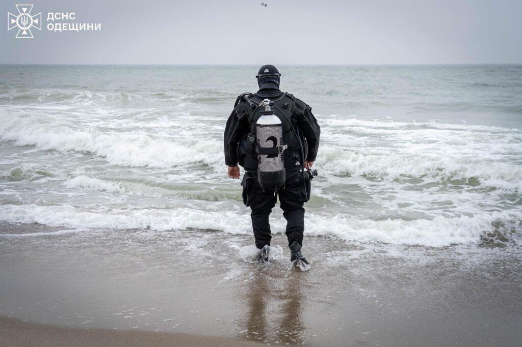 Для подводного разминирования и спасательных работ: одесские водолазы тренируются в акватории Черного моря (фото)