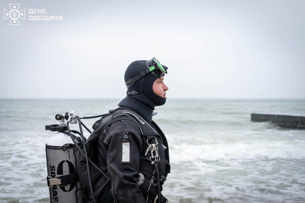 Для підводного розмінування та рятувальних робіт: одеські водолази тренуються в акваторії Чорного моря (фото)