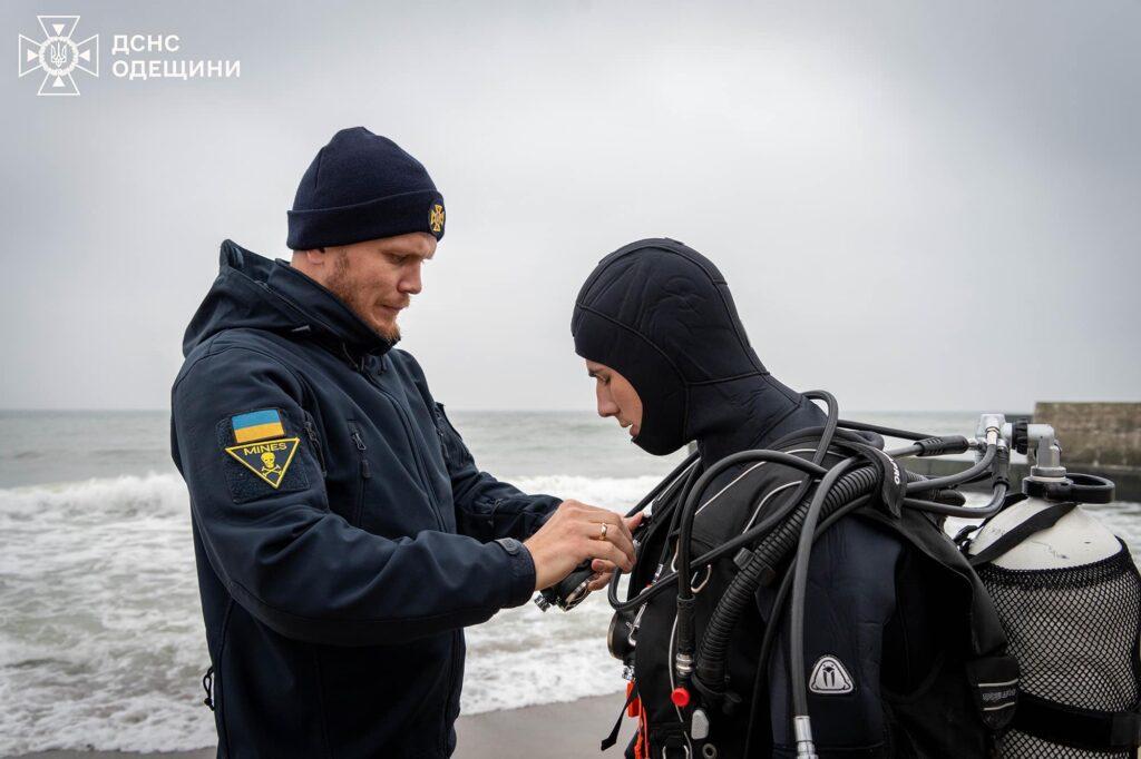 Для підводного розмінування та рятувальних робіт: одеські водолази тренуються в акваторії Чорного моря (фото)