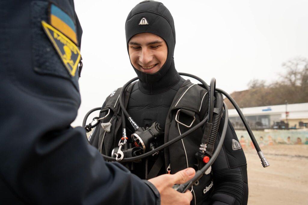 Для підводного розмінування та рятувальних робіт: одеські водолази тренуються в акваторії Чорного моря (фото)