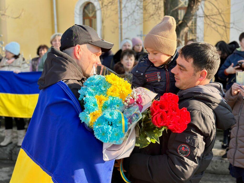 Звільнені з полону захисники острова Зміїний повернулися додому після реабілітації