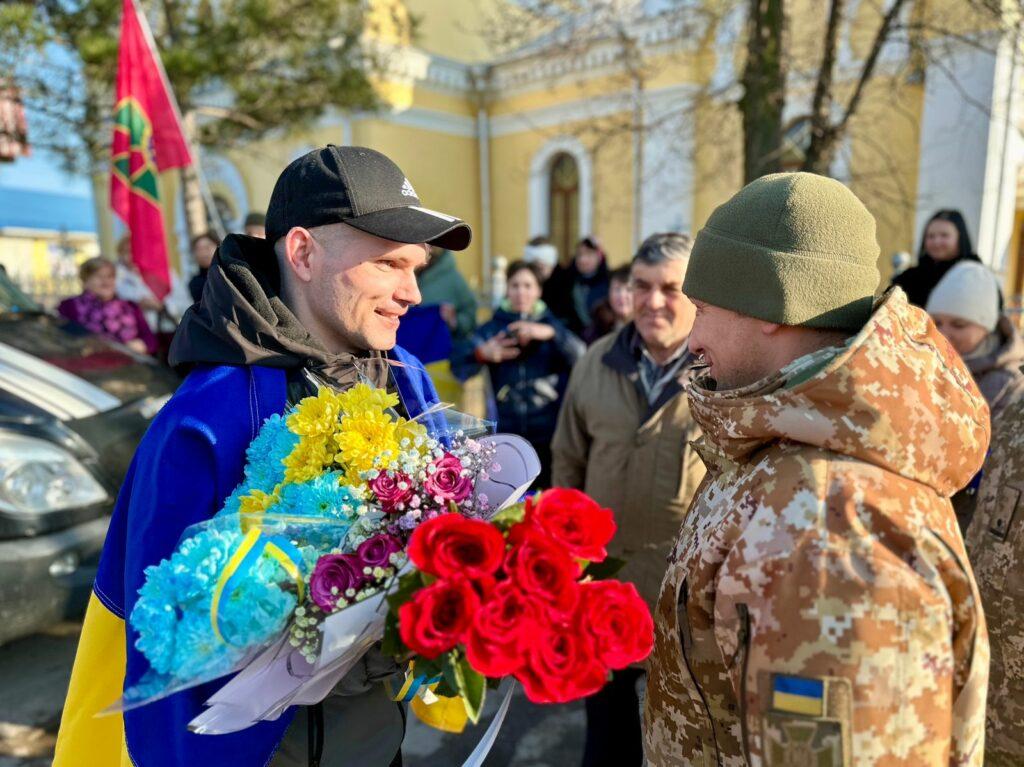 Звільнені з полону захисники острова Зміїний повернулися додому після реабілітації