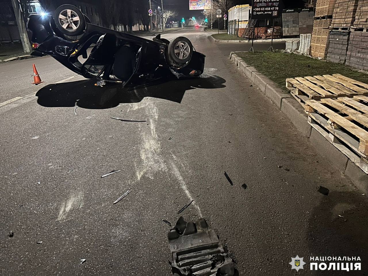 В Николаеве перевернулся автомобиль: трое пассажиров получили травмы (фото)