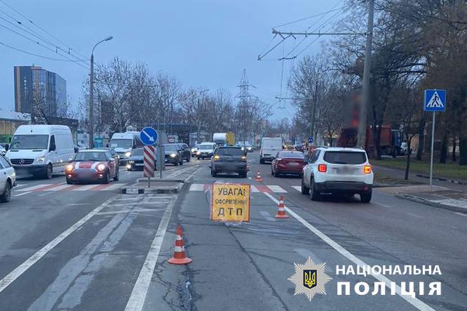 В Одесі кросовер на пішохідному переході збив дівчину