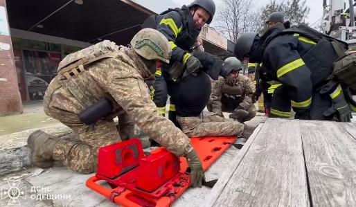 В Одесі відпрацювали ліквідацію наслідків ворожої атаки (фото, відео)