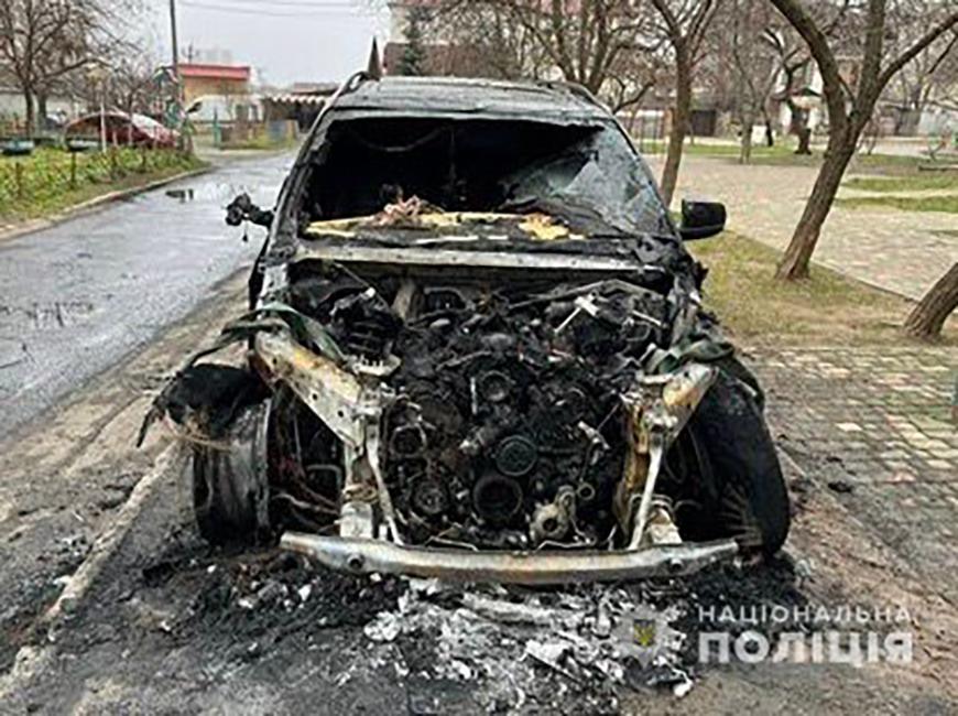 Двоє одеситів спалили BMW пенсіонера на замовлення