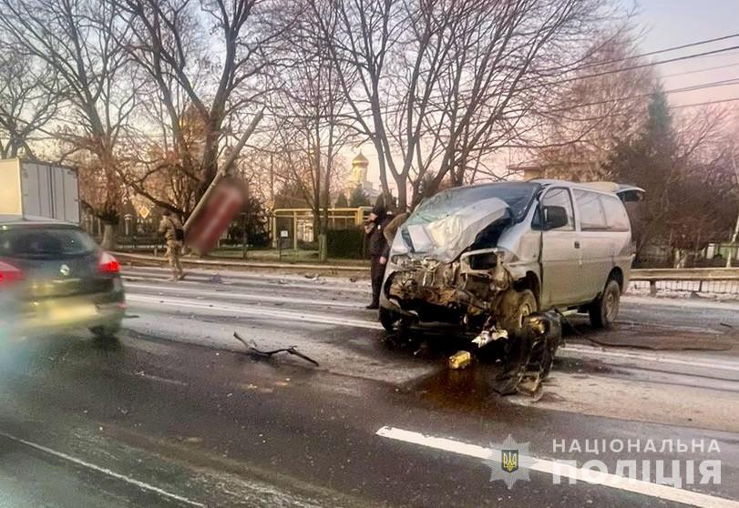 В Авангарде на скользкой дороге произошло ДТП – пострадали люди, движение затруднено