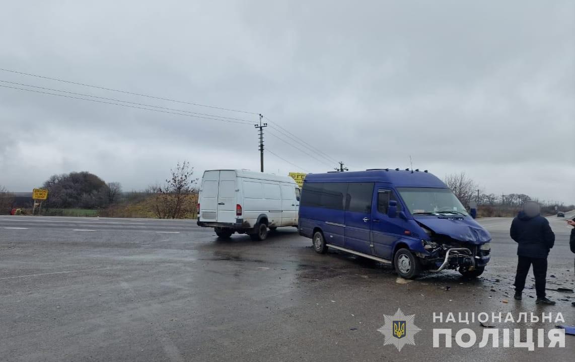 На трассе Одесса-Рени столкнулись легковой автомобиль и рейсовый микроавтобус – погибла женщина