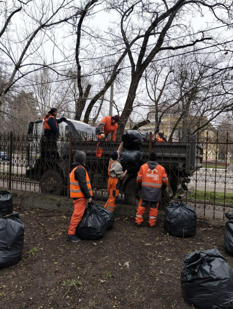 В Одесі ліквідовують масштабне сміттєзвалище (фото)