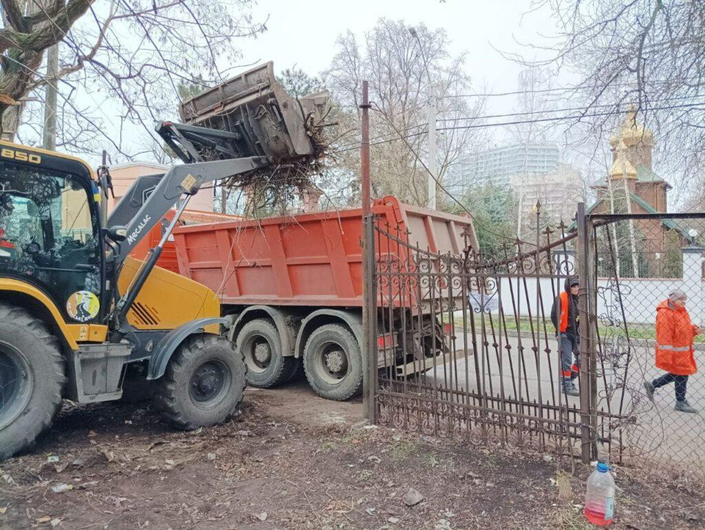 В Одесі ліквідовують масштабне сміттєзвалище (фото)