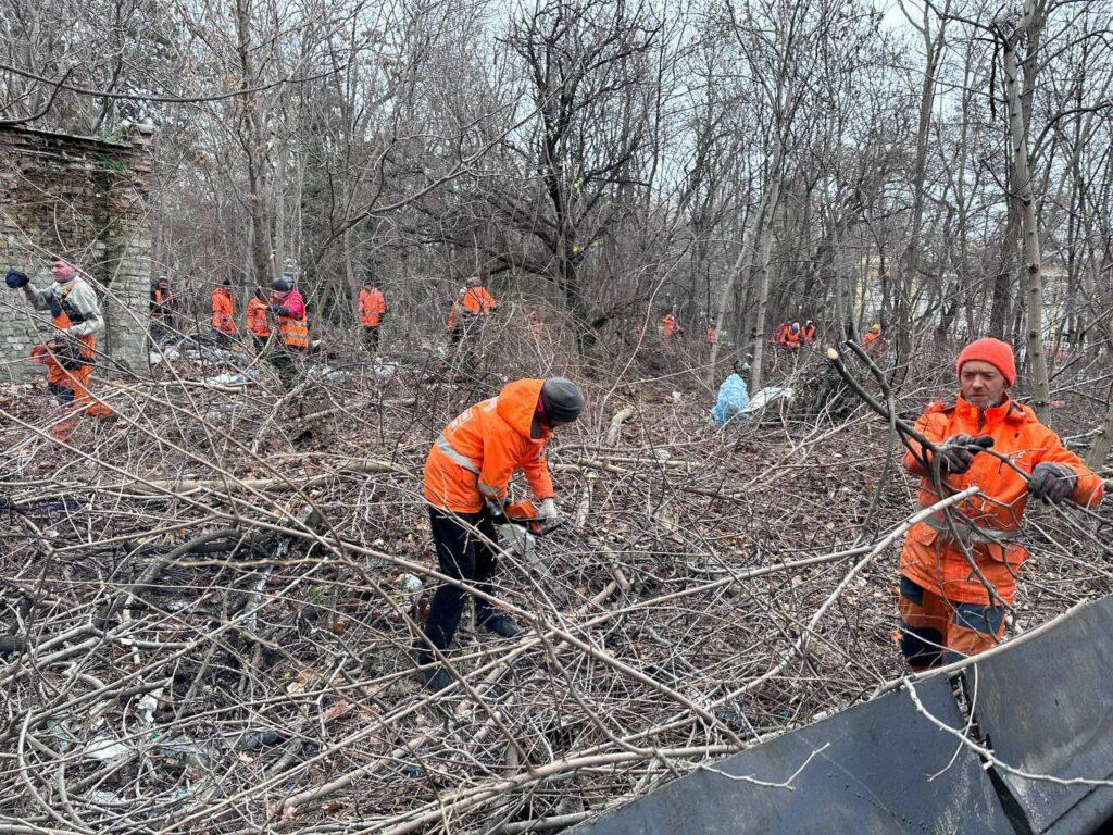 В Одесі ліквідовують масштабне сміттєзвалище (фото)